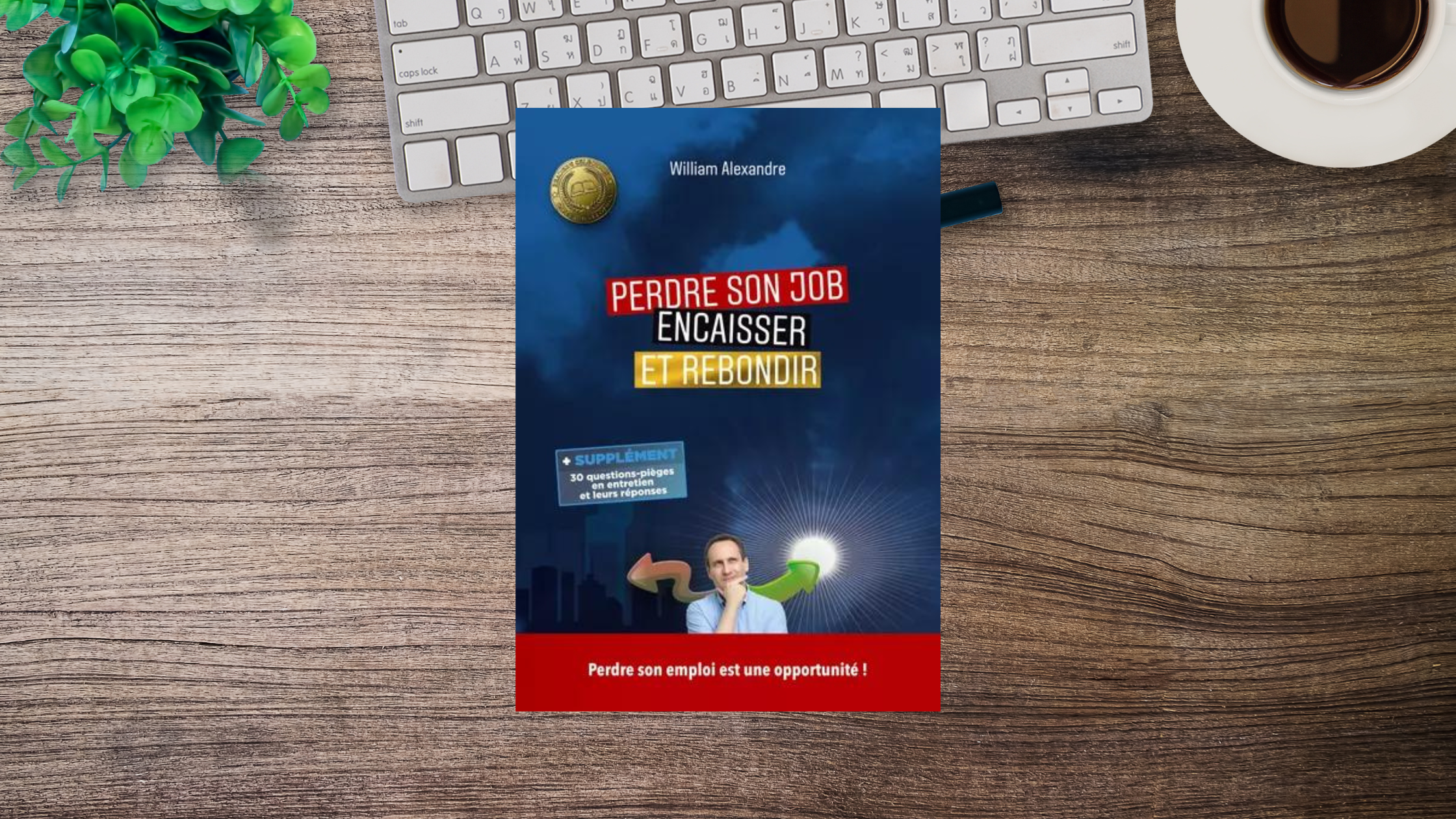 L'image présente la couverture du livre "Perdre son job, encaisser et rebondir" de William Alexandre. La couverture montre un homme réfléchissant avec un sourire, accompagné d'une flèche verte ascendante, symbolisant la progression. Le titre est en gros caractères rouges, noirs et jaunes. Un encadré bleu annonce un supplément avec 30 questions-pièges en entretien et leurs réponses. Le slogan au bas de la couverture : "Perdre son emploi est une opportunité !"