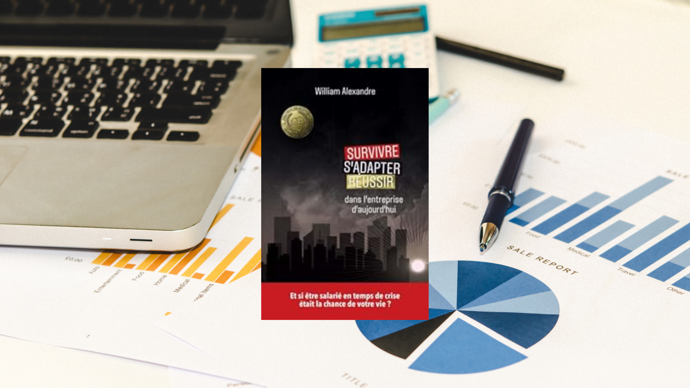 Image d'un article promotionnel présentant le livre Survivre, s'adapter et réussir dans l'entreprise d'aujourd'hui de William Alexandre. La couverture du livre, avec un design sombre et moderne représentant une silhouette urbaine, est mise en avant sur un bureau équipé d'un ordinateur portable, d'une calculatrice, et de graphiques financiers en arrière-plan.