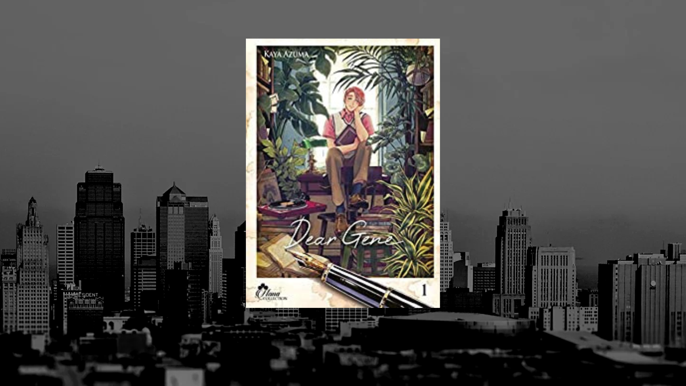 Couverture du manga Dear Gene de Kaya Azuma, mettant en scène un jeune homme assis dans une pièce verdoyante remplie de plantes et de livres, avec un stylo-plume au premier plan. En arrière-plan, une ville en noir et blanc renforce le contraste avec l'image colorée du manga.