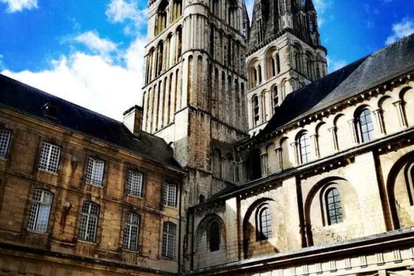 Légendes et mystères de Caen : quand l’Histoire flirte avec le fantastique