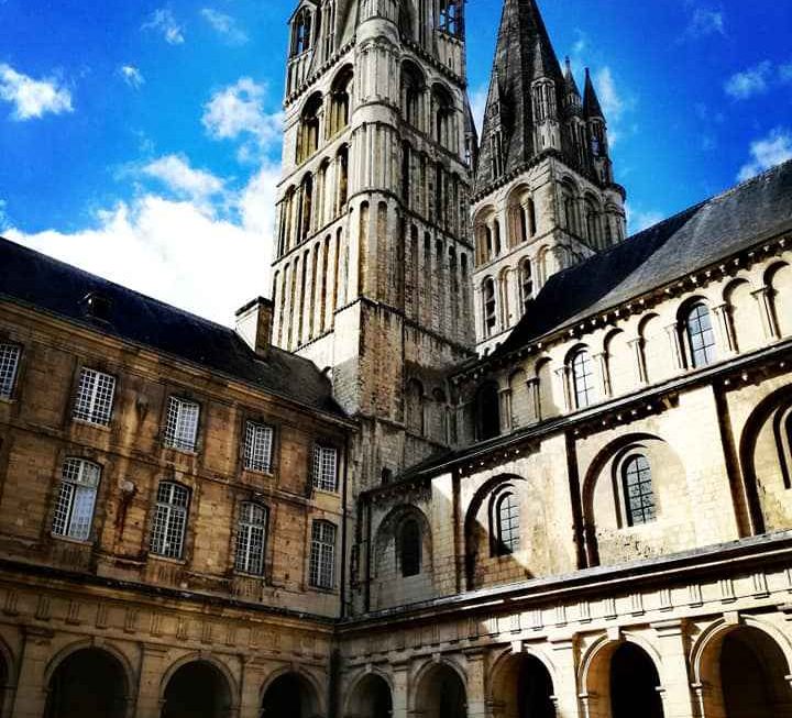 Légendes et mystères de Caen : quand l’Histoire flirte avec le fantastique