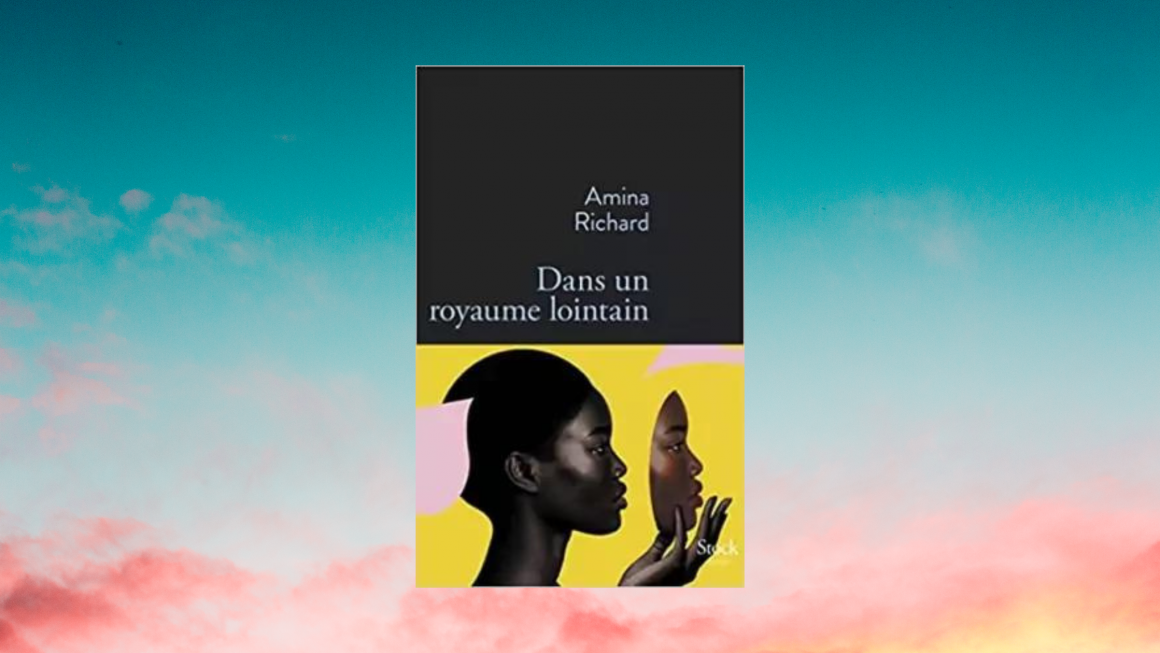 Image de couverture du livre Dans un royaume lointain d’Amina Richard, publié aux éditions Stock. L’illustration montre une femme noire tenant un miroir reflétant son propre visage, sur un fond jaune, évoquant le thème de l’introspection et de la quête de soi.