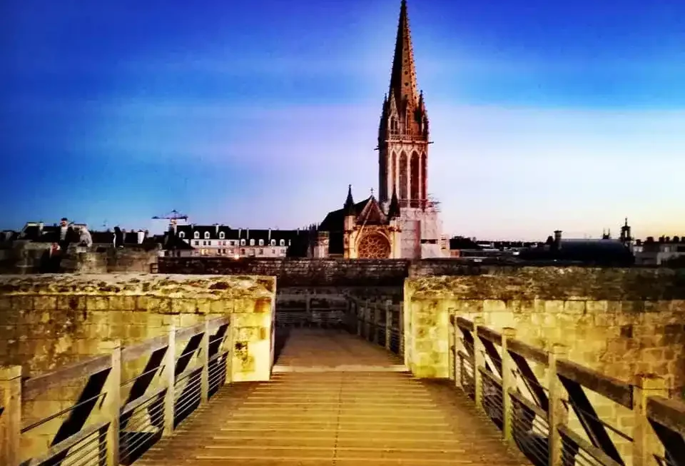 Vue sur l’église Saint-Pierre de Caen au crépuscule, symbole du patrimoine normand évoqué dans l’article sur les traditions oubliées de Caen.