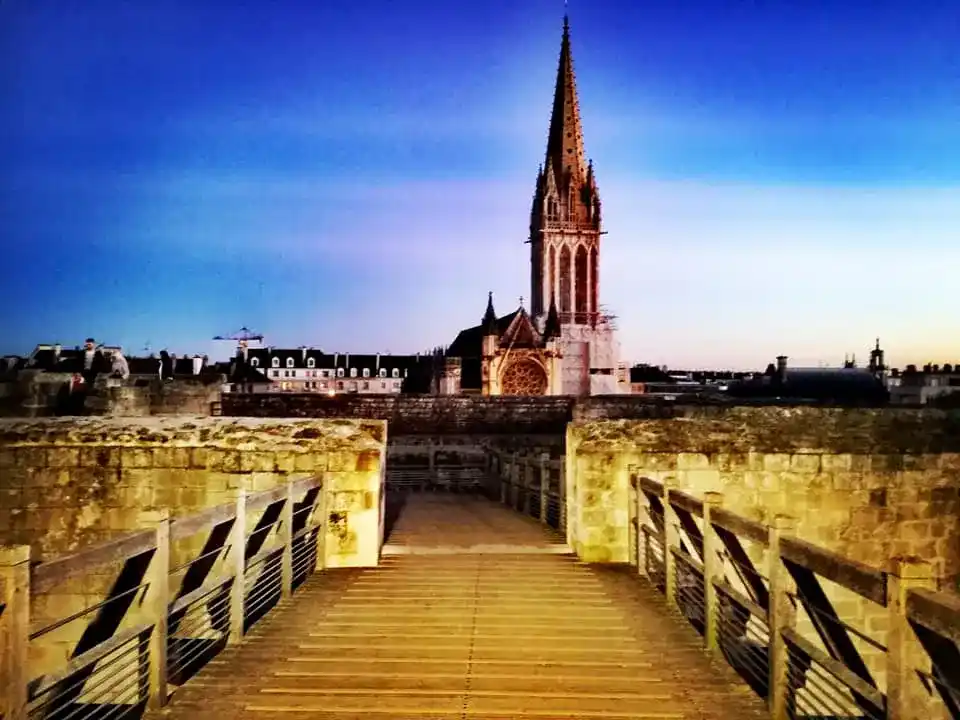 Vue sur l’église Saint-Pierre de Caen au crépuscule, symbole du patrimoine normand évoqué dans l’article sur les traditions oubliées de Caen.