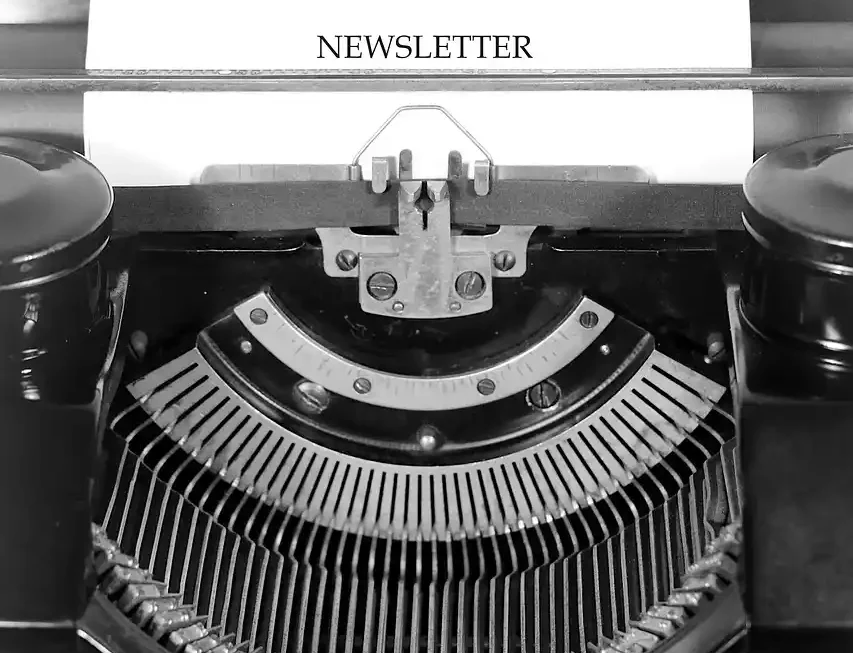 Machine à écrire vintage tapant le mot Newsletter, illustrant le concept de newsletter auteur.