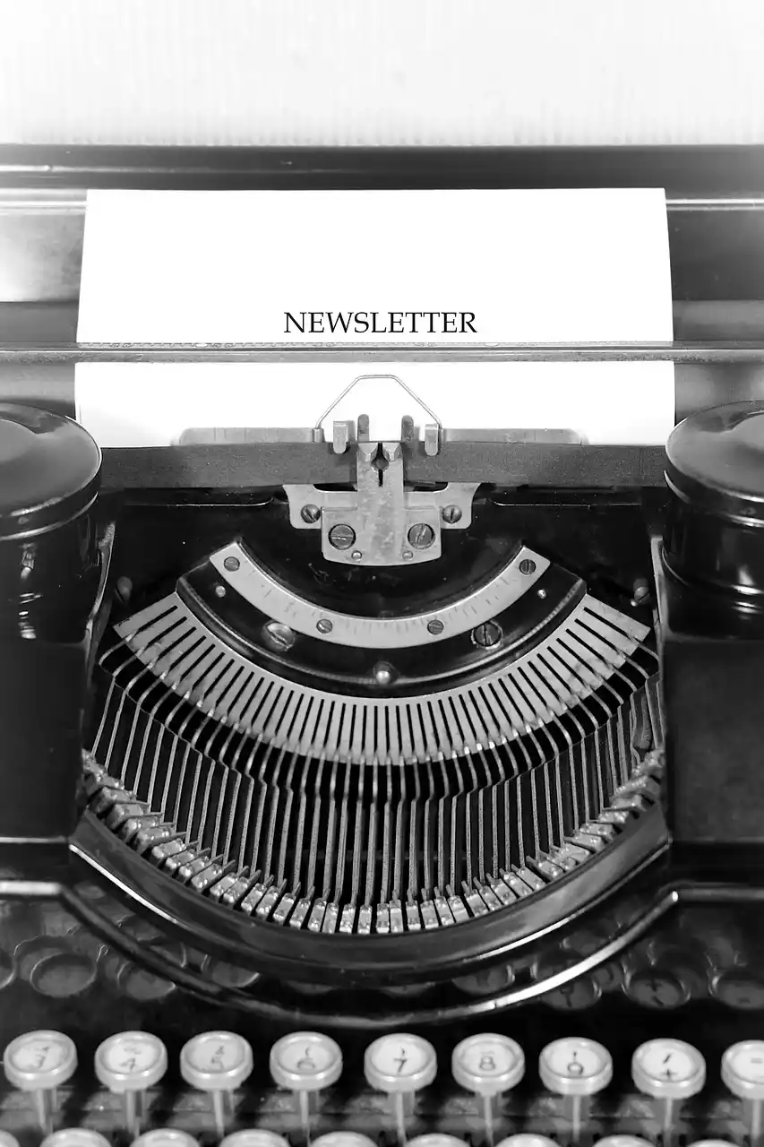 Machine à écrire vintage tapant le mot Newsletter, illustrant le concept de newsletter auteur.