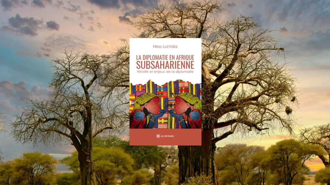 Couverture du livre La diplomatie en Afrique subsaharienne - Histoire et enjeux de la diplomatie par Ness Luntala, éditions Le Lys Bleu. Illustration de tissus traditionnels africains aux motifs géométriques colorés sur fond de baobabs africains au coucher du soleil doré