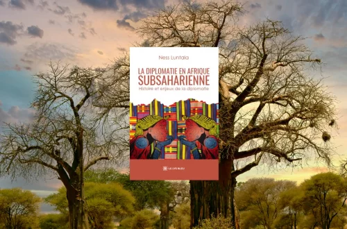 Couverture du livre La diplomatie en Afrique subsaharienne - Histoire et enjeux de la diplomatie par Ness Luntala, éditions Le Lys Bleu. Illustration de tissus traditionnels africains aux motifs géométriques colorés sur fond de baobabs africains au coucher du soleil doré