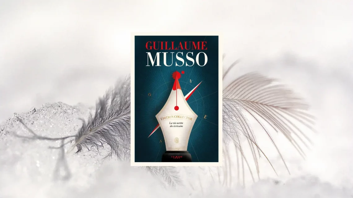 Couverture du roman La vie secrète des écrivains de Guillaume Musso - édition collector Calmann-Lévy, avec une plume stylographe en forme de boussole sur fond bleu nuit