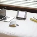 Auteur face à ses outils d'écriture et avec ses croyances limitantes : ordinateur, tablette, carnet et livres posés sur un bureau.