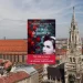 Couverture du roman Au nom de ma mère de Hanni Münzer sur fond de Munich, ville où se déroule une partie de l'intrigue.